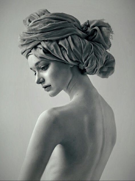 Woman's Back Photography, Girls Portrait, Art Photography Women, Drawing Cartoon Faces, Body Photography, Portrait Pictures, Female Art Painting, Figure Photography, Face Photography