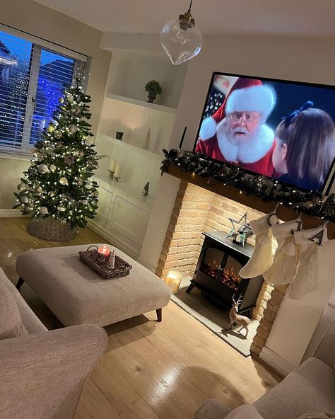 Christmas Decoration Living Room Ideas, Cosy New Build Living Room, Cosy Christmas Living Room, Xmas Living Room Decor, Christmas House Interior, Living Room At Christmas, Aesthetic Fireplace, Christmas Living Room Ideas, Christmas Goals