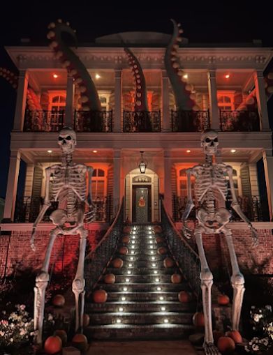 Halloween Mansion, Entrance Arch, Halloween Outside, Days Until Halloween, The Kraken, Halloween Facts, Creepy Halloween Decorations, Pool Noodles, Big House