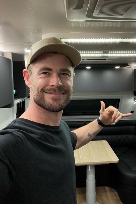 Chris Hemsworth Selfie, Cruel King, Hemsworth Brothers, Chris Hemsworth Thor, Male Celebs, Australian Actors, Tessa Thompson, Marvel Thor, New Photo Download