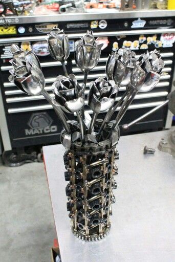 Metal art roses made from arp bolts Metalart motorsports racing welding cars metal art Welding Design, Metal Roses, Metal Working Projects, Metal Welding, Metal Art Welded, Metal Tree Wall Art, Diy Solar, Metal Art Projects, Metal Tree