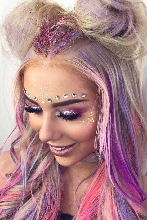 unicorn like pink and purple festival makeup Inso Palette Viola, Coachella Make-up, Carnaval Make-up, Coachella Makeup, Festival Makeup Rave, Festival Makeup Glitter, Party Make-up, Glitter Bar, Make Carnaval