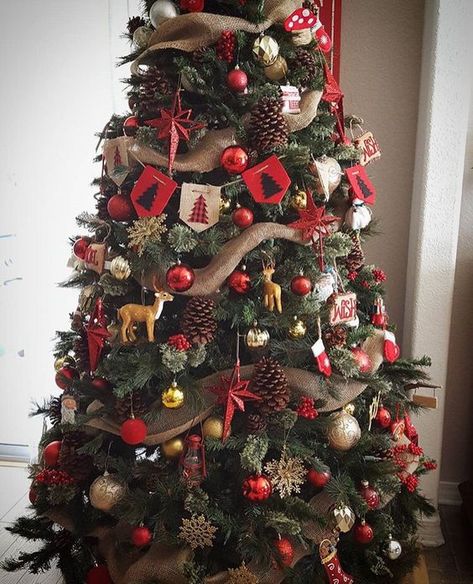 Absolutely gorgeous rustic theme tree decorated with banner, pinecones, ornaments and reindeer. Natal Country, Silver Christmas Tree, Classy Christmas, Ribbon On Christmas Tree, Christmas Tree Ideas, Rustic Christmas Tree, Christmas Decorations Rustic, Silver Christmas, Christmas Tree Themes