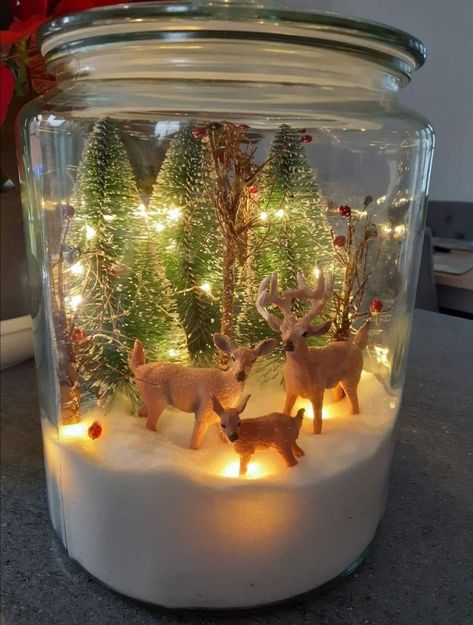 Diy Christmas Minature Scenes, Glass Jar Christmas Decor, Centerpieces Christmas Table, Diy Christmas Mason Jars, Table Centerpieces Christmas, Christmas Table Set, Christmas Centrepiece Ideas, Diy Christmas Centerpiece, Christmas Centrepiece