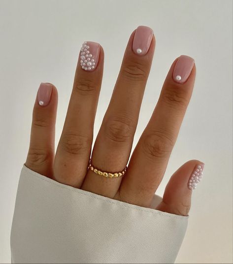 Short Nails With Pearls, Map Nails, Pearl Nail Art, Hunterxhunter Hisoka, Short Square Nails, Short Nails Art, Art Perle, Pearl Nails, Acrylic Nail Art