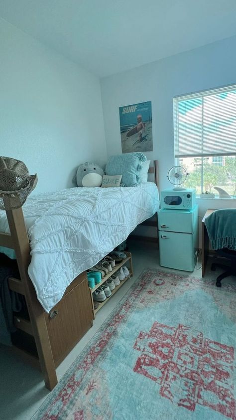 dorm room inspo College Dorm Esthetic, Single Dorm Room Ideas Layout, Simplistic Dorm Room Ideas, Dorm Ideas Minimalist, Dorm Room Inspo Boho, Realistic Dorm Room Ideas, Hawaii Dorm Room, Clean Dorm Aesthetic, Ikea Dorm Room Ideas