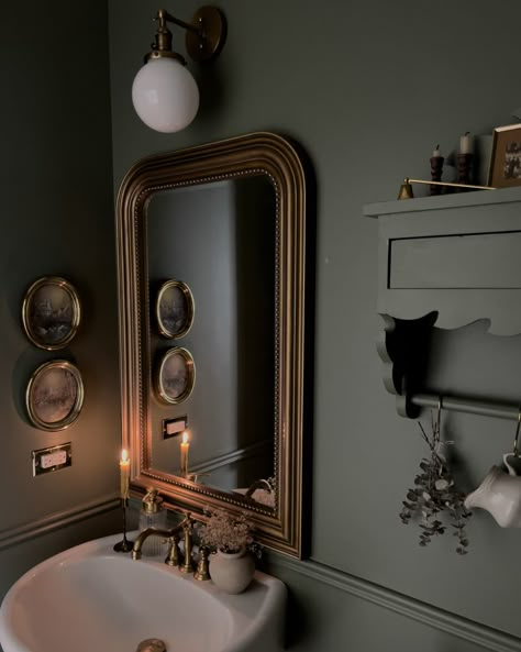 English Powder Room, Cozy Powder Room Ideas, Modern Victorian Powder Room, Small Bathroom Colorful, Southern Elegant Bathroom, Dark Green Powder Bathroom, Moody Victorian Bathroom, Vintage Powder Room Ideas, Dark Academia Half Bathroom