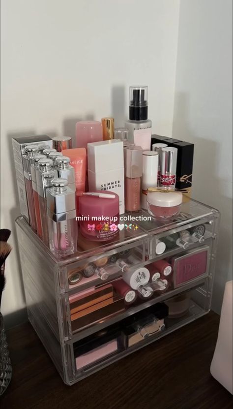 Rangement Makeup, Vanity Organization, Skincare Organization, Makeup Needs, Mini Makeup, Room Makeover Inspiration, Makeup Items, Beauty Room, Makeup Essentials