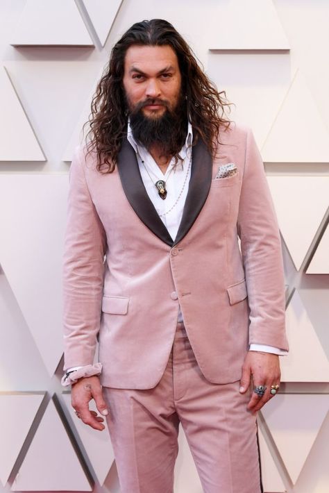 Jason Momoa Makes Pink Suit and Christian Louboutin Heels Masculine – Footwear News Pink Velvet Suit, Pink Tuxedo, Velvet Dinner Jacket, Gray Cashmere Sweater, Lisa Bonet, Alex Rodriguez, Womens Biker Jacket, Velvet Suit, Rock Outfits