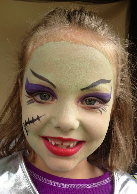 Monsters High facepaint Monster High Face Paint, Drawing Monster High, Makeup Ideas Drawing, Face Painting Halloween Kids, Spooky Outdoor Halloween Decor, Monster High Makeup, Monster Makeup, Doll Face Paint, Monster Mask