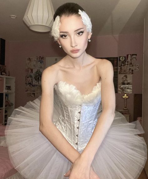 Black Swan Aesthetic Costume, White Swan Black Swan Halloween Costume, Coquette Angel Costume, Scary Ballerina Costume, The Black Swan Costume, White Swan Black Swan Costume, Black Swan Cosplay, Halloween Costumes Coquette, Swan Princess Costume