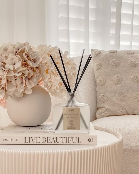 Reed Diffuser Coffee Table, Luxurious Home Decor, Diffusers Aesthetic, Reed Diffuser Aesthetic, White Aesthetic Luxury, Bedroom Inspirations White, Off White Aesthetic, Diffuser Aesthetic, Decoracion Aesthetic