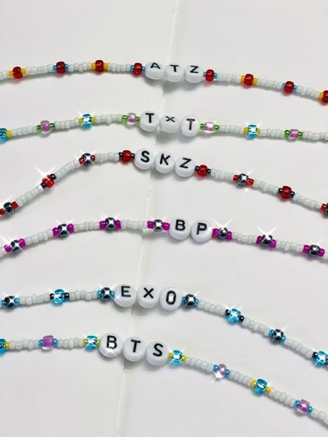 Kpop Bracelet Ideas, Freebie Ideas, Jewelry Kpop, Bts Bracelet, Pop Jewelry, Astuces Diy, Bead Charms Diy, Beaded Necklace Diy, Diy Bracelets Patterns