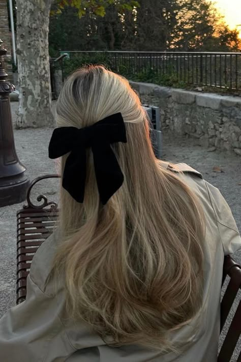 Winter Hair Trends, Bow Hairstyle, Chique Outfits, Ribbon Hairstyle, Hair Stylies, Ribbon Hair, Winter Hairstyles, Hairstyles For School, Aesthetic Hair