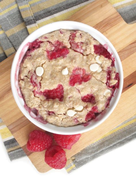 Tahini Baked Oatmeal with Raspberries and White Chocolate | The Oatmeal Artist Chocolate Baked Oats, Chocolate Porridge, White Chocolate Desserts, Raspberry Oatmeal, Raspberry White Chocolate, Vegan White Chocolate, Chocolate Breakfast, Strawberry Oatmeal, Chocolate Oats