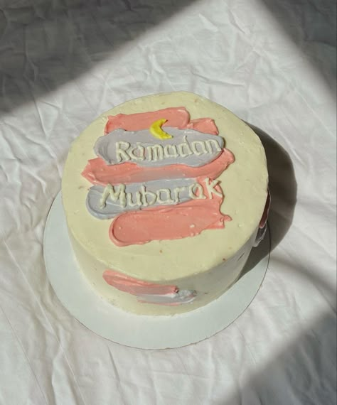 Ramadan Mubarak Cake, Ramadan Boxes, Eid Preparation, Aesthetic Ramadan, Ramadan Sweets, Ramadan Desserts, Eid Cake, Pinterest Cake, Ramadan Decor