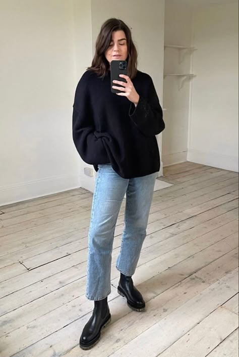 Minimalist Winter Style, The Anna Edit, Anna Edit Outfits, The Anna Edit Style, Scandinavian Street Style Winter, Minimalist Jeans Outfit, Scandinavian Business Casual, Fashion Outfits 2024 Trends Fall, Cold Ootd