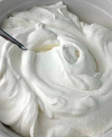 Homemade Whipped Cream made with just 3 ingredients. Caramel Toffee Crunch Cheesecake, Silk Pie Recipe, Peanut Butter Whipped Cream, Homemade Whipped Cream Recipe, Stuffed Potatoes, Strawberry Whipped Cream, Recipes With Whipping Cream, Diy Desserts, Whip Cream