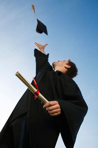 Cap And Gown Picture Ideas, Cap And Gown Photos, Graduation Pic Ideas, Cap And Gown Pictures, Senior Photos Boys, College Graduation Pictures Poses, Grad Photography, College Graduation Photos, Kind Photo