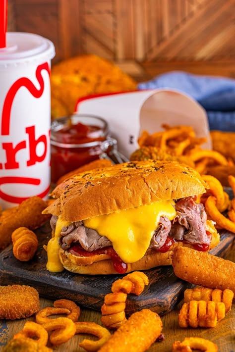 The iconic Arby's Beef and Cheddar sandwich - an irresistible combo of savory roast beef, tangy Arby's sauce, and luscious cheddar sauce, all piled high on a fluffy onion bun. Copycat Arbys Beef And Cheddar, Copycat Arbys, Arby's Beef And Cheddar, Beef And Cheddar Sandwich, No Bake Key Lime Pie Recipe, Stuffed Celery Sticks, Arbys Roast Beef Sandwich, Onion Bun, Arbys Beef And Cheddar