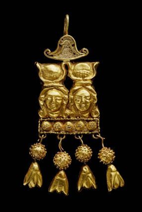 An ancient Nubian golden earring with two portrayals of the ancient Egyptian mother goddess Hathor, wearing her sun-and-cow's-horn headdress. (Museum of Fine Arts, Boston) Kingdom Of Kush, Gold Things, Egypt Jewelry, Ancient Egyptian Jewelry, Ancient Jewels, Jewelry Ancient, Ancient Jewellery, Egyptian Artifacts, Rome Antique