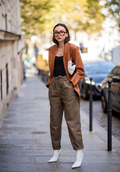 47 Minimalist Outfits to Wear Today, Tomorrow & Forever | StyleCaster Colorful Minimalist Fashion, Casual Minimalist Outfit, Minimalist Outfits Women, Minimalist Fashion Outfits, Capsule Wardrobe Women, Outfit Minimalist, Minimalist Fashion Women, Outfit Formulas, Nice Outfits