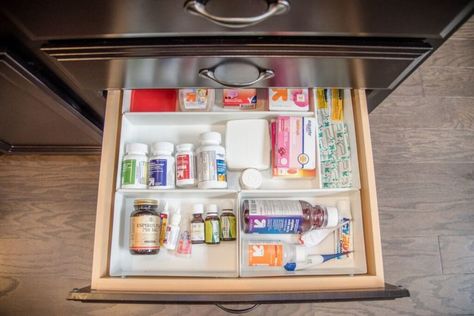 Organizing Medicine, Medicine Drawer, Calendar Free Printable, Medicine Cabinet Organization, Craft Cupboard, Organizing Challenges, Drawer Organization, Medicine Organization, Container Design