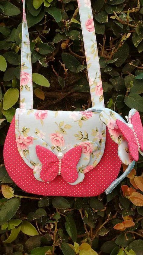 Bolsa infantil Bags To Make, Projek Menjahit, Patchwork Baby, Crazy Patchwork, Diy Bags Purses, Kids' Bag, Sewing Purses, Patchwork Fabric, Patchwork Bags