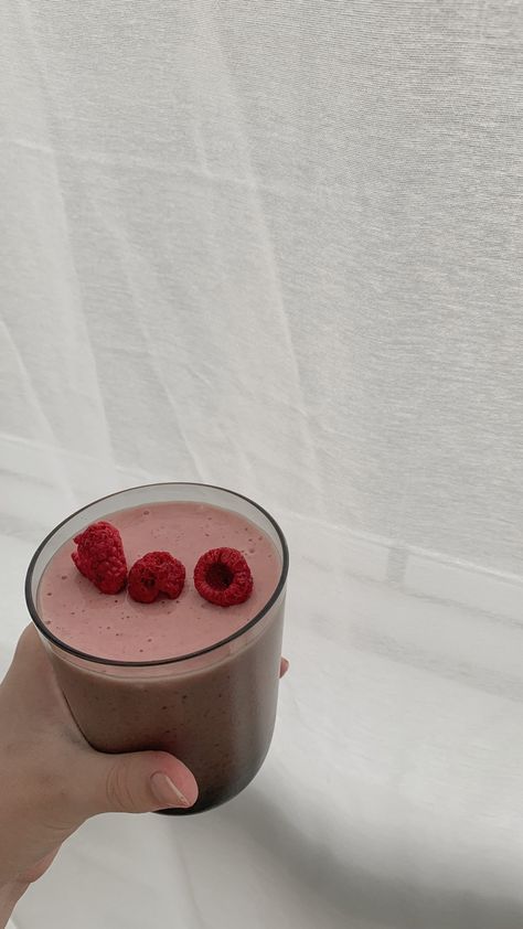 Strawberry Smoothie Aesthetic, Breakfast Protein Smoothie, Smoothie Aesthetic, Protein Breakfast Smoothie, Smoothie Breakfast, Breakfast Protein, Raspberry Smoothie, Breakfast Idea, Strawberry Smoothie