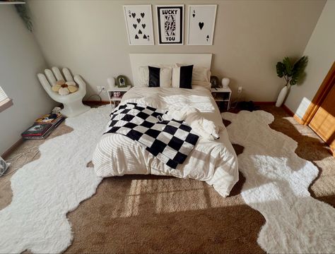 diy rugs - white rug - funky rug - curvy rug - hand chair - white and black room - plant decor- posters aboce bed - symmetrical room - Bedroom Inspirations Funky, Curvy Rug, White And Black Room, Black And White Room Aesthetic, Couples Room Decor, Retro Bedroom Ideas, Rug Funky, Area Rugs Bedroom, White Dorm Room