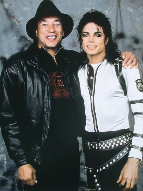 MJ and singer Smokey Robinson backstage during the 1988 Bad World Tour Michael Jackson 1988, Hee Man, Jackson Bad, Smokey Robinson, Michael Jackson Smile, Michael Love, Michael Jackson Bad, Michael Jackson Pics, Jackson Family