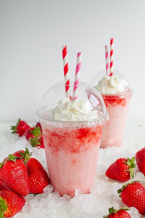 Soda In A Cup, Strawberry Soda Recipe, Cream Soda Recipe, Strawberry Frappe, Passion Fruit Mojito, Valentines Party Food, Strawberry Drink, Strawberry And Cream, Strawberry Soda