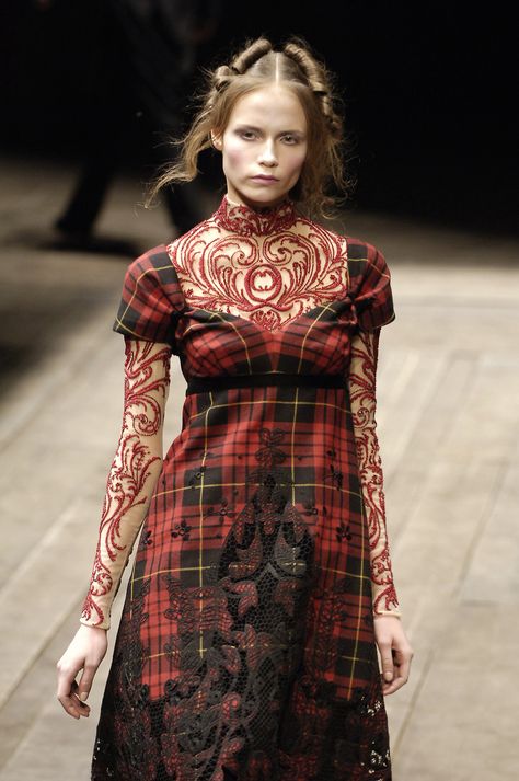 Alexander Mc Queen "The Widows of Culloden" Fall/Winter collection 2006 Mcqueen Tartan, Tartan Fashion, Savage Beauty, Runway Details, Regency Era, Tartan Dress, Fashion Costume, Dress Silhouette, Looks Style