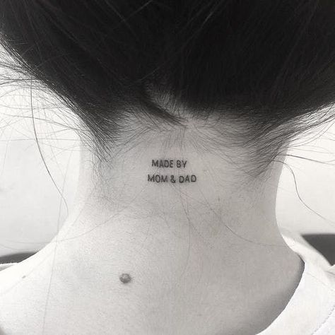 "Made by Mom & Dad" tattoo on the neck | www.otziapp.com Romantic Tattoo, Tattoo Diy, Phrase Tattoos, Small Quote Tattoos, Small Tattoo Ideas, Inspiration Tattoos, Cat Tattoos, Tiny Tattoo, Dad Tattoos