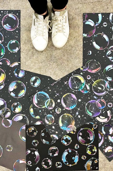 How to Draw Realistic Bubbles with Color Pencils - Home Colored Pencil Bubbles On Black Paper, Drawing Bubbles On Black Paper, Color Pencil Bubbles, Black And White Art Projects, Colored Pencil Bubbles, Bubbles On Black Paper, Middle School Christmas Art, 2025 Art, Elementary Drawing