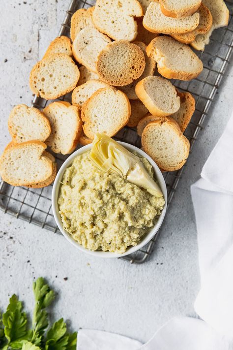 Tapenade Appetizer, Artichoke Tapenade, Green Olive Tapenade, Crostini Toppings, Olive Tapenade Recipe, Olive Decor, Castelvetrano Olives, Super Easy Appetizers, Tapenade Recipe