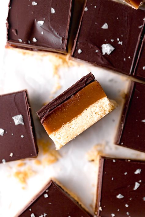 This tahini caramel millionaire's shortbread is made up of a buttery shortbread base, a chewy tahini caramel filling, and a salted chocolate topping. Tahini Caramel, Millionaire Shortbread Recipe, Millionaire's Shortbread, Tahini Recipe, Fudgy Brownie Recipe, Caramel Filling, Millionaire Shortbread, Fall Baking Recipes, Buttery Shortbread