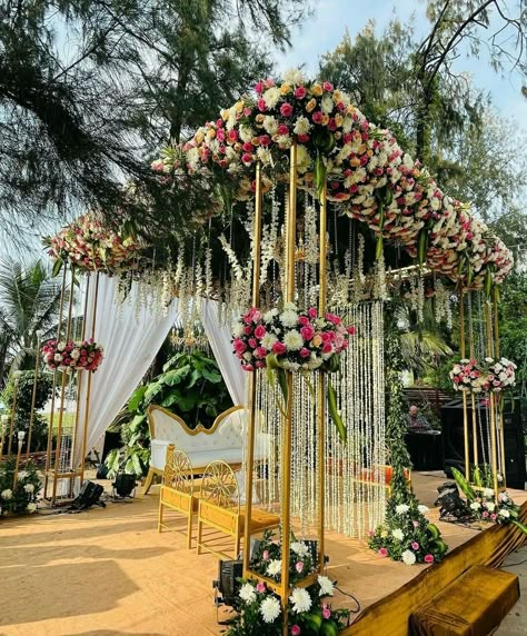 Chori Decoration Wedding, Decoration Wedding Outdoor, Mandap Wedding, Indian Wedding Venue, Mandap Decoration, Small Wedding Decor, Reception Stage Decor, Forest Theme Wedding, Reception Backdrop