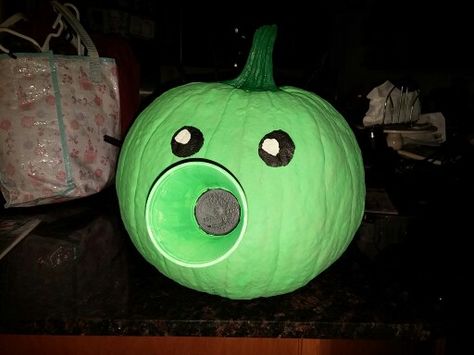 Plant vs Zombie no carve pumpkin Plants Vs Zombies Pumpkin Carving, Plants Vs Zombies Pumpkin, Peashooter Costume, Plant Vs Zombie, No Carve Pumpkin, Zombie Pumpkins, Halloween Arts, Pumpkin Contest, Plantas Vs Zombies