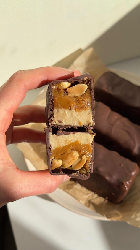 Ma’ayan | vegan, healthy & gluten free recipes (@itsvegansis) • Instagram photos and videos Snickers Ice Cream Bars, Snickers Ice Cream, Vegan Hot Dog, Quick Pickled Red Onions, Ice Cream Bars, Raw Vegan Desserts, Healthier Desserts, Snickers Bar, Chocolate Shells