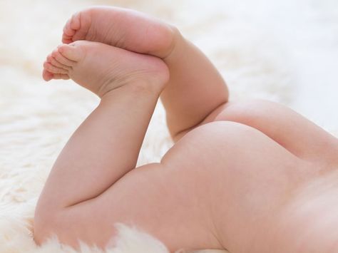 Bébé a des plaques rouges sur les fesses, des petits boutons, il est grognon et pleure quand vous changez sa couche ? Et s'il s'agissait de l'érythème... Editorial News, High Res, Photo Image, Getty Images, How To Apply, Stock Photos, Quick Saves