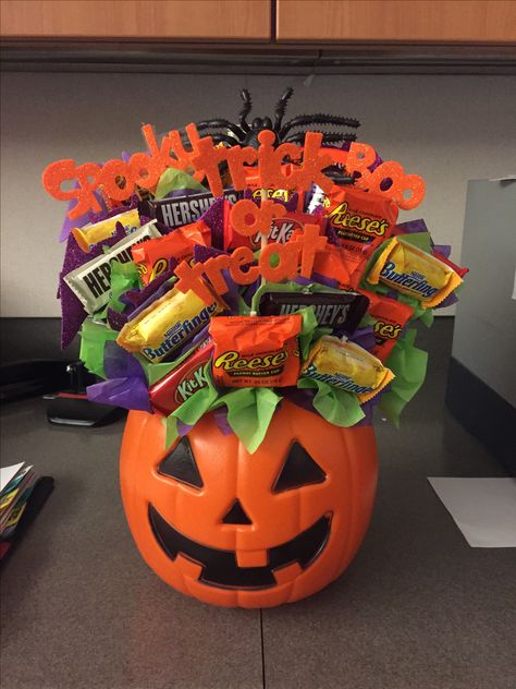 Halloween Hamper Ideas, Halloween Treat Basket Ideas, Candy Bouquet Halloween, Halloween Candy Gift Ideas, Pumpkin Gift Baskets, Halloween Candy Bouquet Ideas, Halloween Paper Bag Decorating Ideas, Halloween Prize Basket Ideas, Halloween Candy Basket Ideas