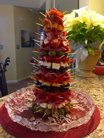 I Like to Bake and Cook Blog: Christmas tree appetizer Appetizers For Party Christmas, Appetizer Tree, Christmas Tree Appetizer, Tree Appetizer, Toothpick Appetizers, Christmas Tree Food, Christmas Platter, Charcuterie And Cheese Board, Christmas Brunch