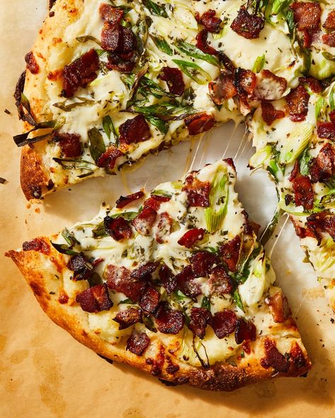 mashed potato scallion pizza on a surface Mashed Potato Pizza, Potato Pizza, Bacon Pizza, Cheesy Mashed Potatoes, Easy Homemade Pizza, Savory Food, Grilled Pizza, Favorite Pie, Kid Food