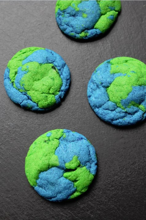 Earth Day Cookies! Would be so cool for a table in the cafeteria to sell + proceeds going to a local park! Earth Day Cookies, 귀여운 음식 그림, Outer Space Party, Earth Day Crafts, Outer Space Birthday, Space Birthday Party, Earth Day Activities, Space Birthday, Space Party