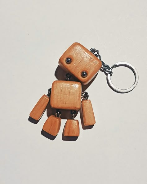 Wood Keychain Ideas, Scrap Wood Art, Tre Kunst, Robot Craft, Scrap Wood Crafts, Wood Keychain, Wooden Keychain, Astuces Diy, Wood Carving Patterns