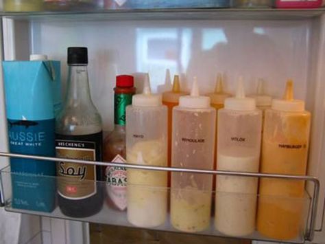 25 Hacks to Organize your Fridge - Fit more on the fridge door by using inexpensive squeeze bottles for all of your condiments Freezer Hacks, Vintage Wallpaper Iphone, Match Bottle, Fridge And Freezer, Freezer Organization, Clean Fridge, Fridge Storage, Refrigerator Organization, Fridge Organization