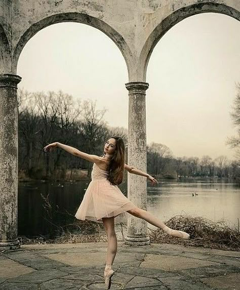 Dancer Senior Pictures, Outdoor Dance Photography, Juliet Doherty, Ballet Photography Poses, Dance Senior Pictures, Ballerina Photography, Ballet Dance Photography, Art Ballet, Dance Photo Shoot