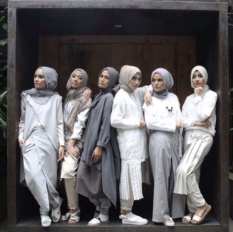 Simple grey fashion Dresses Casual Modest, Street Hijab, Modern Hijab, Street Hijab Fashion, Muslim Style, Style Hijab, Casual Hijab Outfit, Muslim Dress, Hijabi Outfits