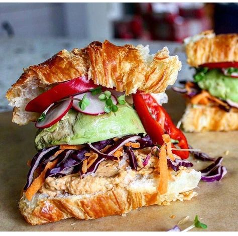 Avo, hummus, veggie croissant sandwich Post Workout Lunch, Vegan Croissant, Sandwich For Lunch, Croissant Sandwich, Jillian Michaels, Sandwiches For Lunch, Easy Delicious Recipes, Wrap Sandwiches, Post Workout